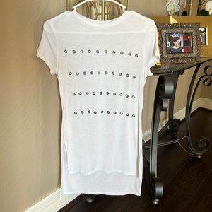 Long white blouse, great for everyday fashion